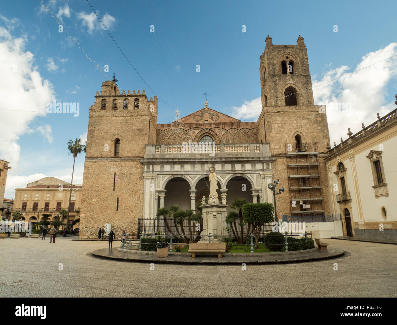 Die normannische Architektur der Kathedrale von Monreale, einer Stadt in der Metropolstadt Palermo, Sizilien, Italien Stockfoto