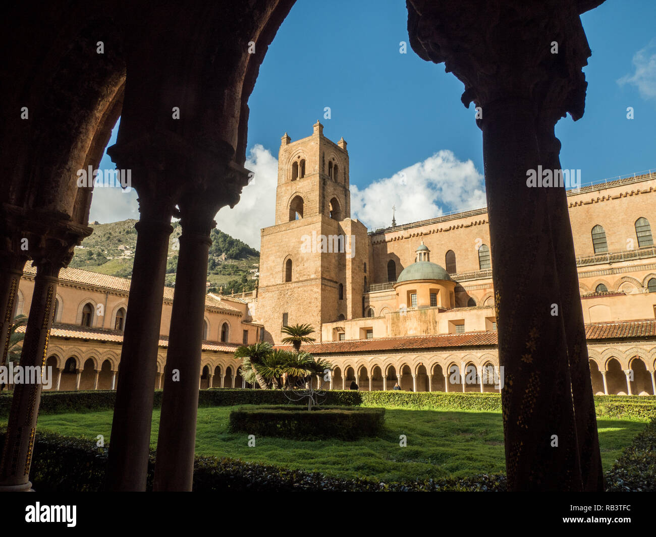 Die normannische Architektur der Kathedrale von Monreale, einer Stadt
