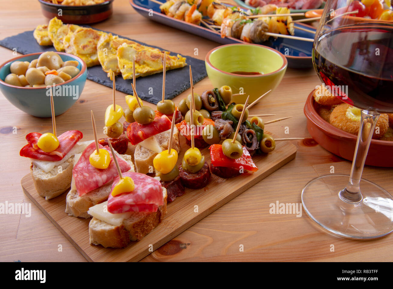 Kleine Vorspeisen am Spieß mit Käse, Oliven und Würstchen. Tapas und Antipasti Essen Stockfoto