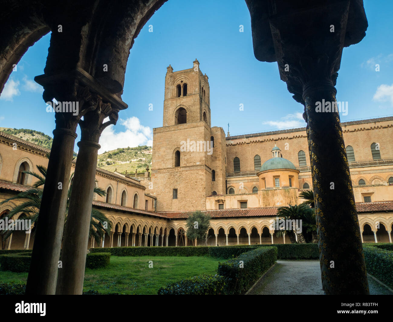 Die normannische Architektur der Kathedrale von Monreale, einer Stadt in der Metropolstadt Palermo, Sizilien, Italien Stockfoto