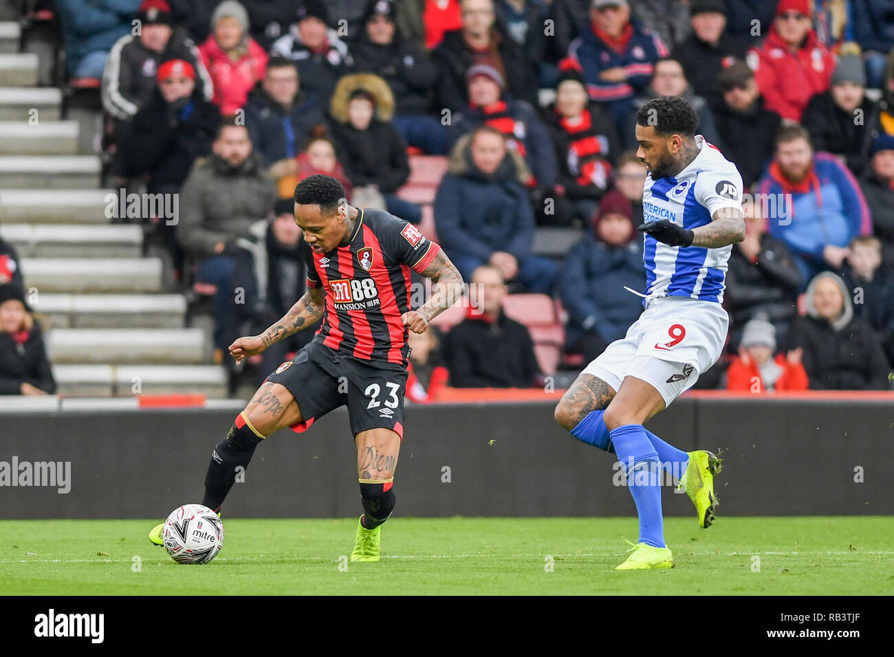 5. Januar 2019, Dean Court, London, England; die Emirate FA Cup, 3.Runde, Bournemouth vs Brighton; Nathan Clyne (23) von Bournemouth läuft mit dem Ball hinter Jürgen Locadia (09) von Brighton Credit: Phil Westlake/News Bilder der Englischen Football League Bilder unterliegen DataCo Lizenz Stockfoto