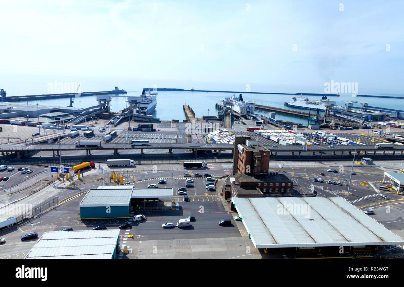 Geschäftigen Hafen von Dover Docks. Pkw und Lkw mit Ladung queuing Fähre für den Kanal überqueren zu begeben. Stockfoto