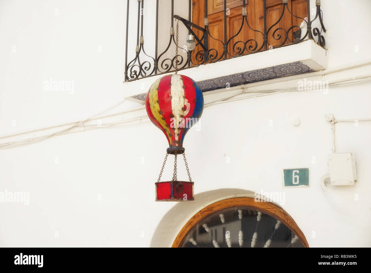 Dekorative Heißluftballon-Modell von einem Balkon in Altea, Provinz Alicante, Spanien hängen Stockfoto