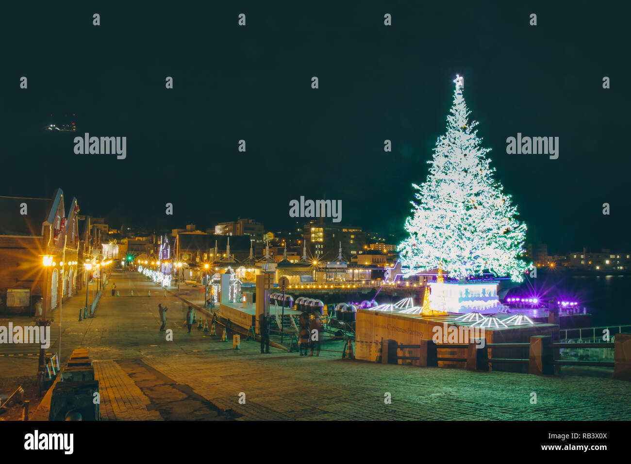 Weihnachtsbaum Nacht Licht und Beleuchtung in der Kanemori Red Brick Warehouse, Weihnachten Straße Licht in Hakodate, Hokkaido, Japan. Stockfoto