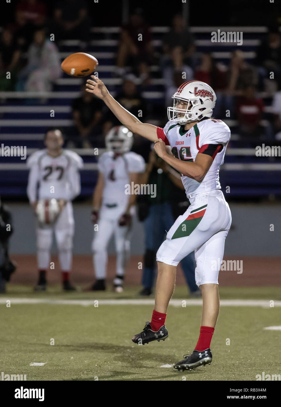 Varsity Fußball Aktion mit Eureka vs, Shasta High School in Redding, Kalifornien. Stockfoto