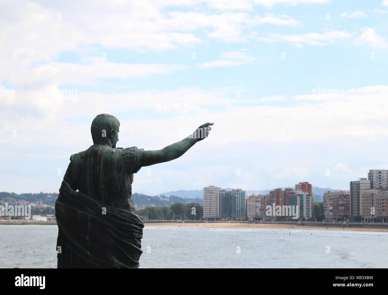 Statue von Don Pelayo Punkte zu San Lorenzo Bucht in Gijón, Asturien Stockfoto