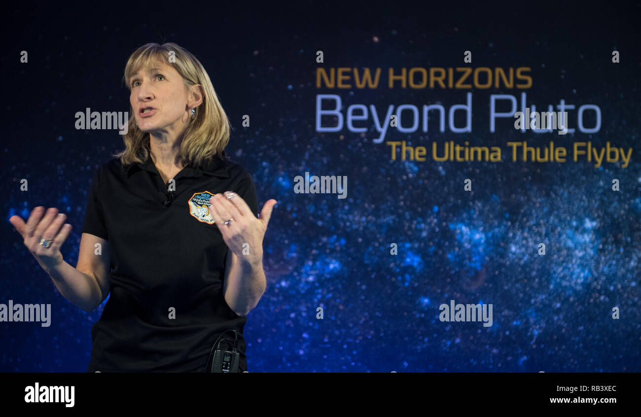 Neue Horizonte Projekt manager Helene Winter von der Johns Hopkins University Applied Physics Laboratory bei einem Briefing vor der erwarteten Vorbeiflug von Ultima Thule durch den neuen Horizont raumsonde an der Johns Hopkins University Applied Physics Laboratory am 31. Dezember in Laurel, Maryland, 2018. Die Vorbeiflug der Raumsonde aufgetreten ist 6,5 km (4 Mrd. km) entfernt, so dass es die am weitesten entfernten überhaupt Erforschung der ein Objekt in unserem Sonnensystem. Stockfoto