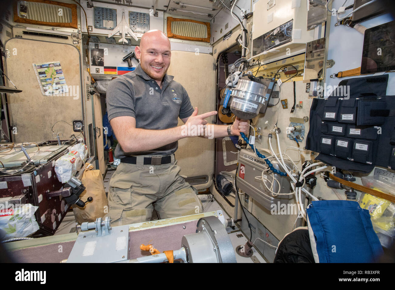 Expedition 57 Flight Engineer und Astronaut Alexander Gerst in der Galley innerhalb der russischen Swesda Modul an Bord der Internationalen Raumstation am 9. November 2018 in der Erdumlaufbahn. ACE-T-7 handelt es sich um die Konstruktion und Montage von komplexen dreidimensionalen Strukturen von kleinen Teilchen in einem Medium ausgesetzt. Stockfoto