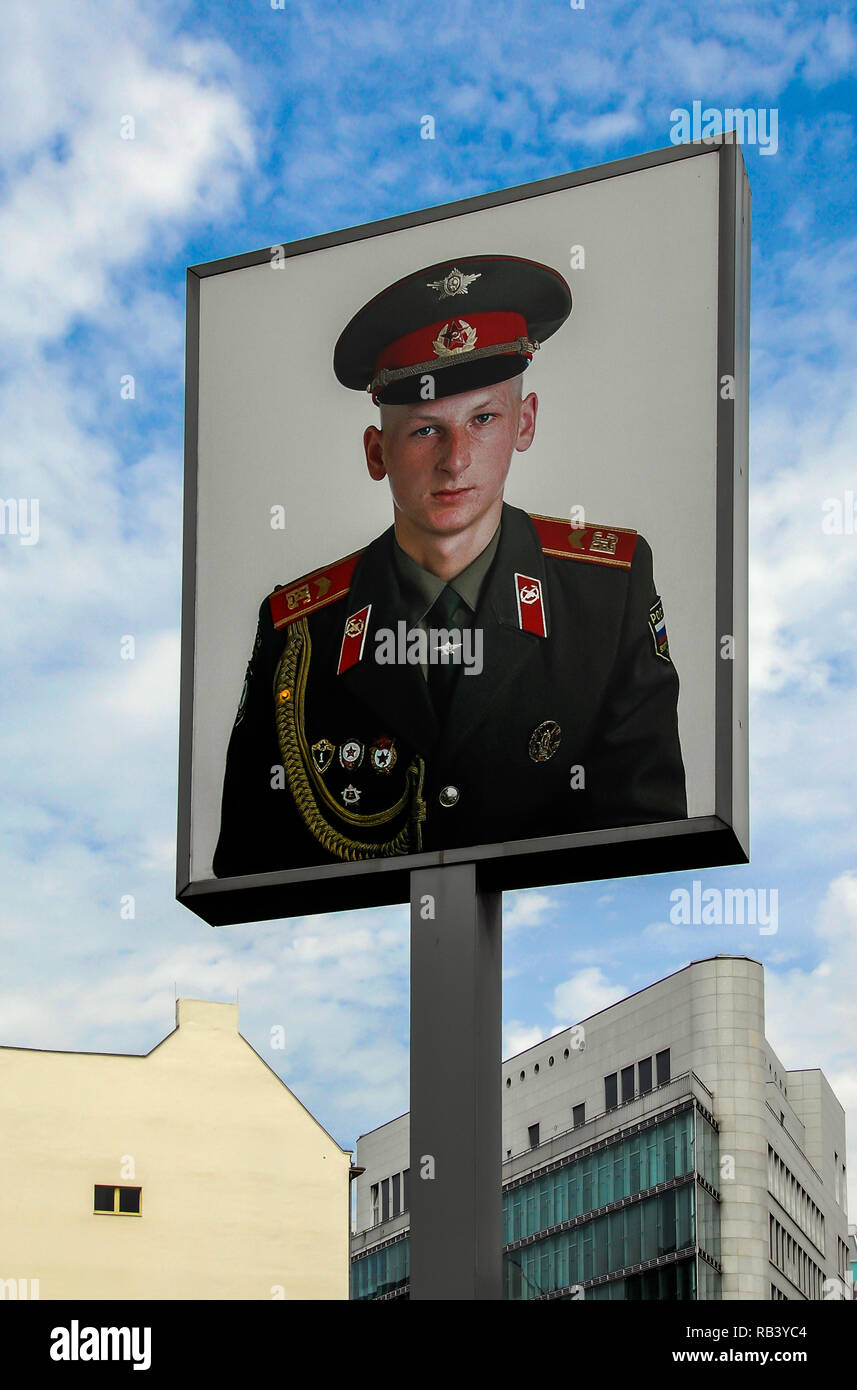 Point Charley Memorial in Berlin große DDR-Soldat Foto prüfen Stockfoto