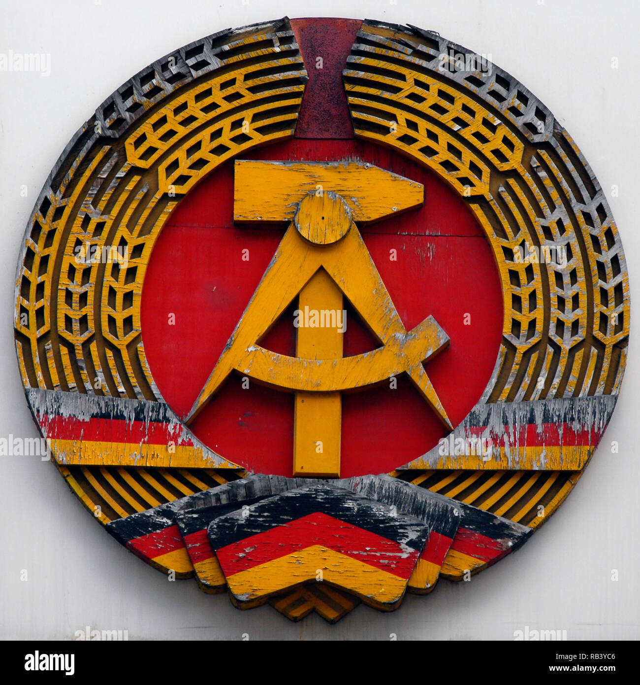 DDR DDR emblem Hammer und Zirkel rot gelb schwarz in Berlin. Stockfoto