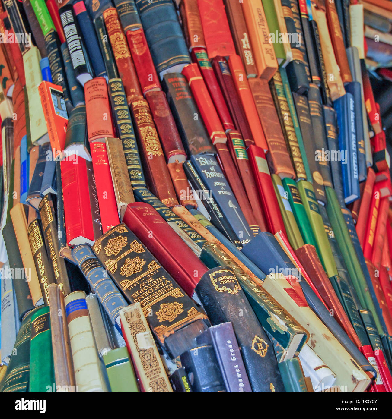 Buchen Sie große farbige in der Bibliothek Stapel Stockfoto