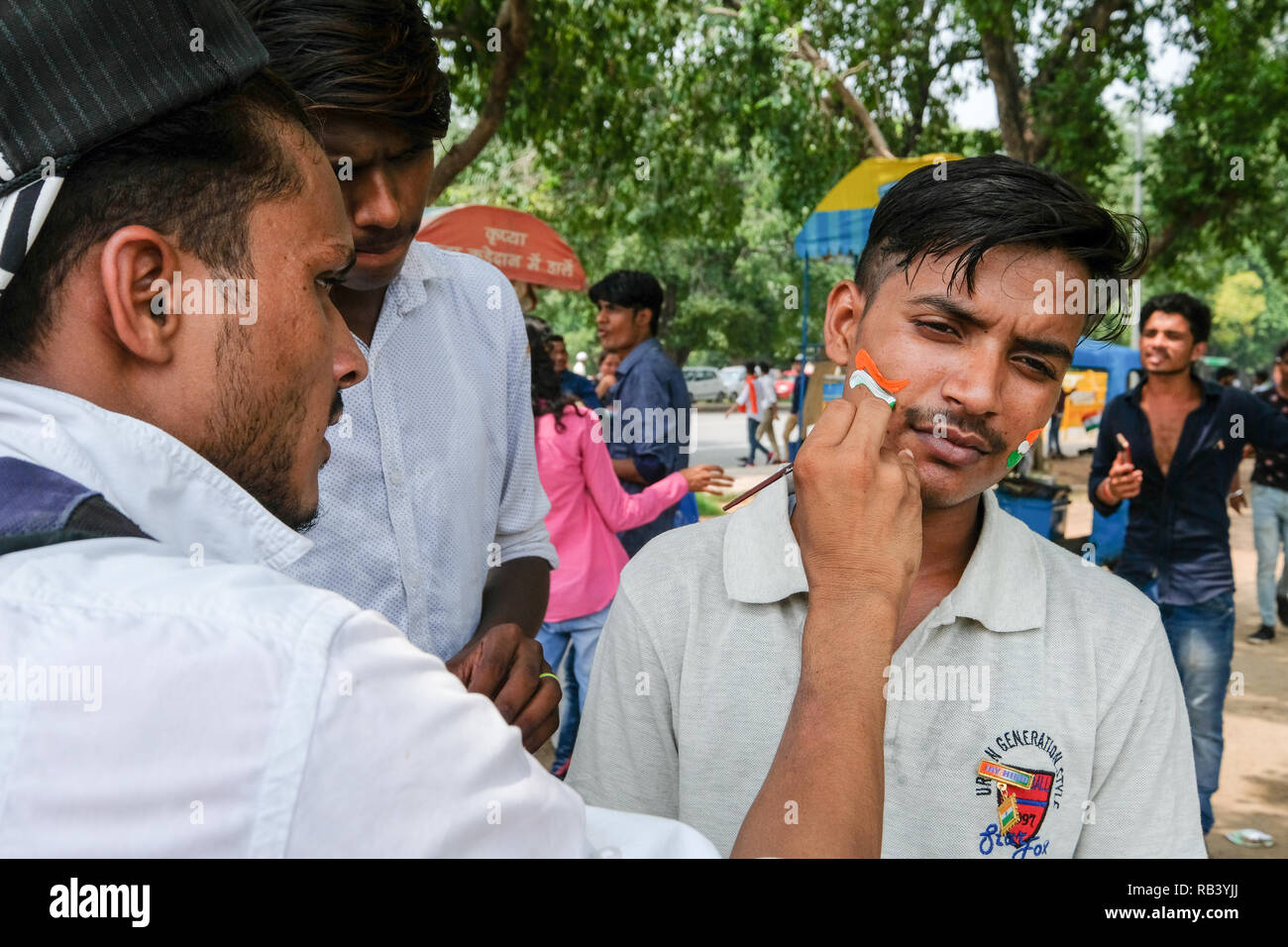 New Delhi, 15.August 2018 - ein Junge wird die indische Flagge Farben auf seinem Gesicht anlässlich der indischen Unabhängigkeit Tag malte am 15. August 2018 in N Stockfoto