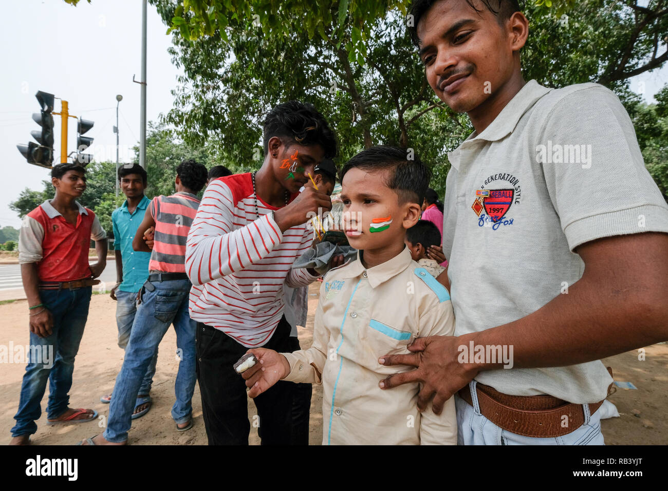 New Delhi, 15.August 2018 - ein Junge wird die indische Flagge Farben auf seinem Gesicht anlässlich der indischen Unabhängigkeit Tag malte am 15. August 2018 in N Stockfoto