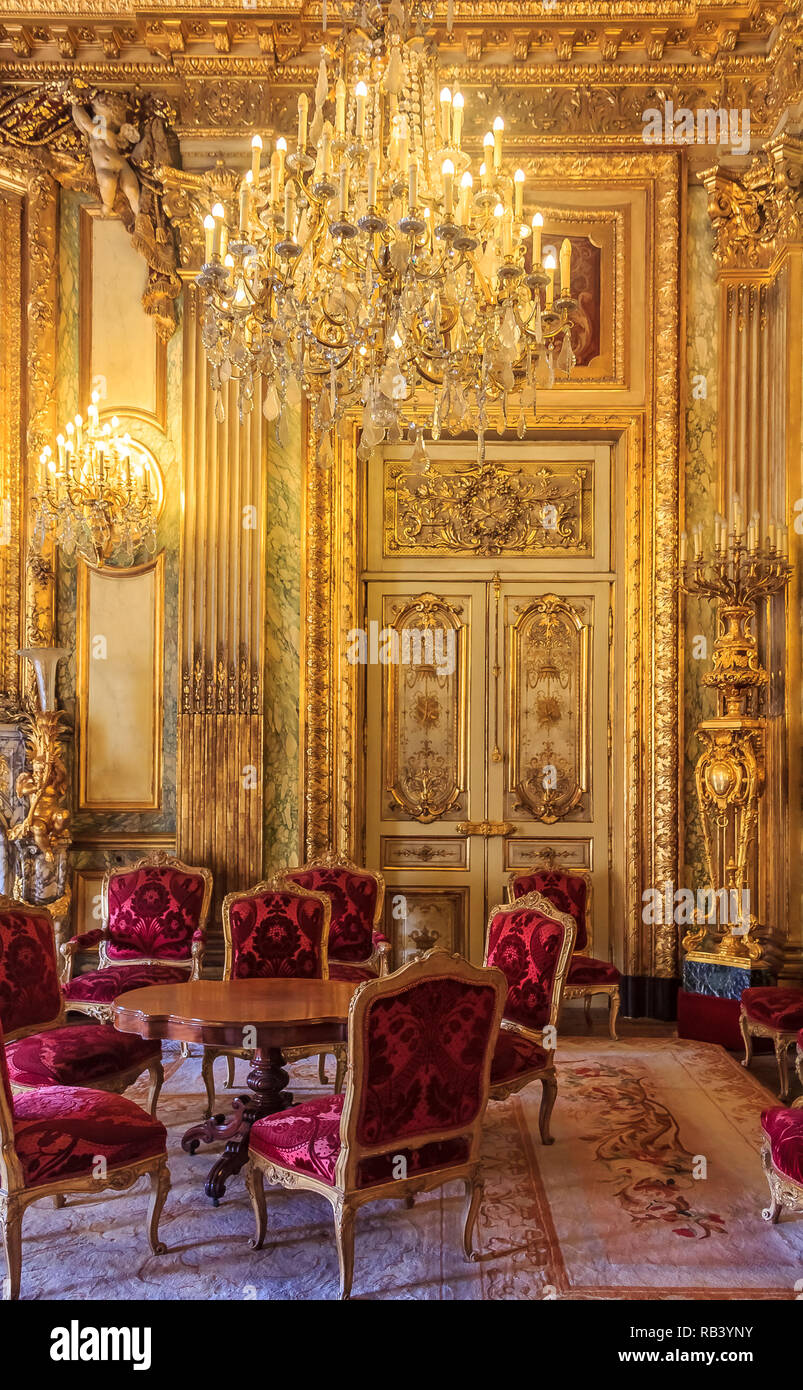 Paris, Frankreich, 25. Oktober 2013: Einrichtung der Apartments von Napoleon III. im Louvre Museum mit Luxus barock möbel und beeindruckenden Kronleuchter Stockfoto