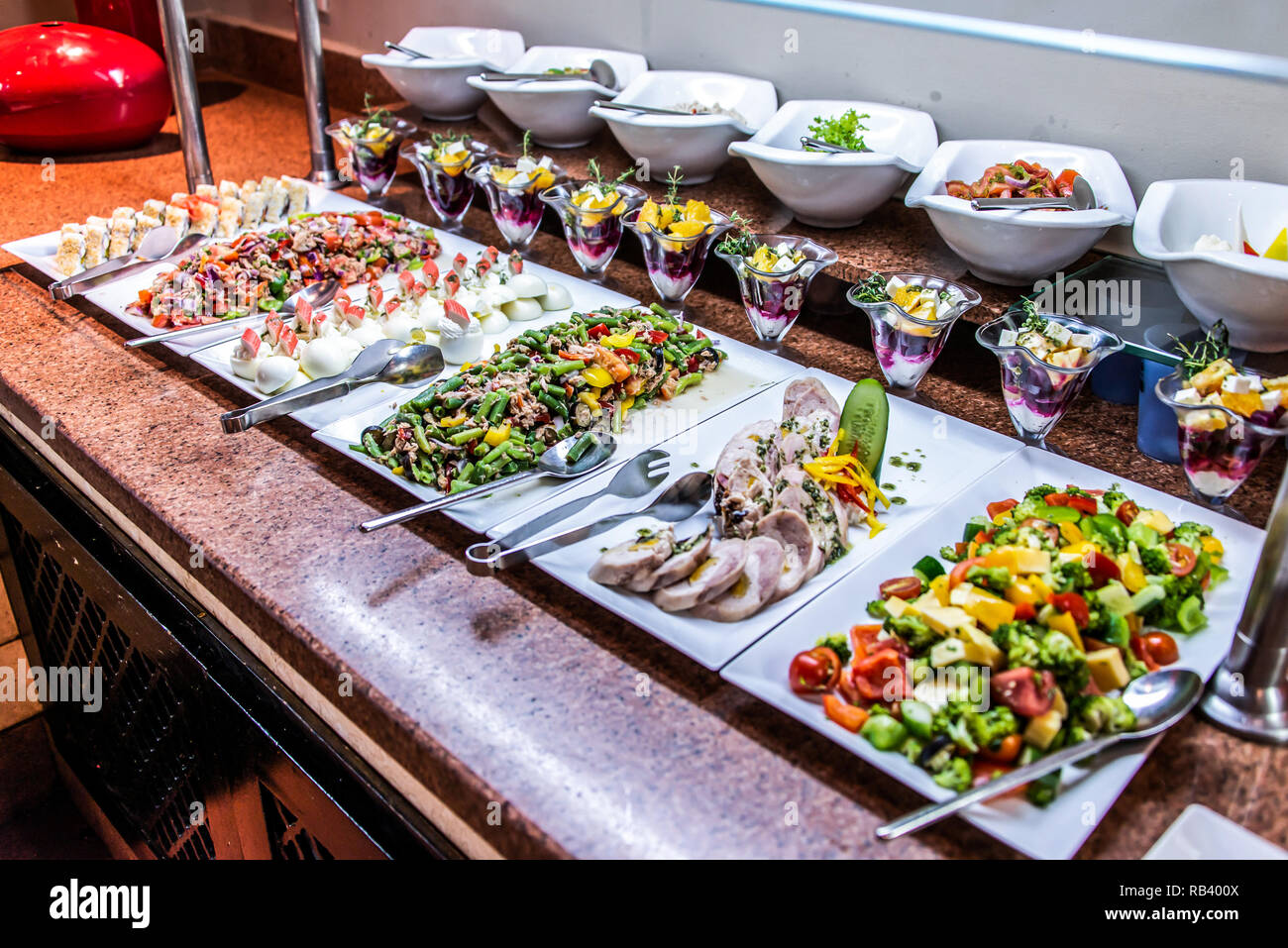 Sortiment an frischem Gemüse Salate vegetarisches Buffet mit leckeren Beilagen. Gesundes Essen, organische, natürliche Ernährung Konzept. Stockfoto