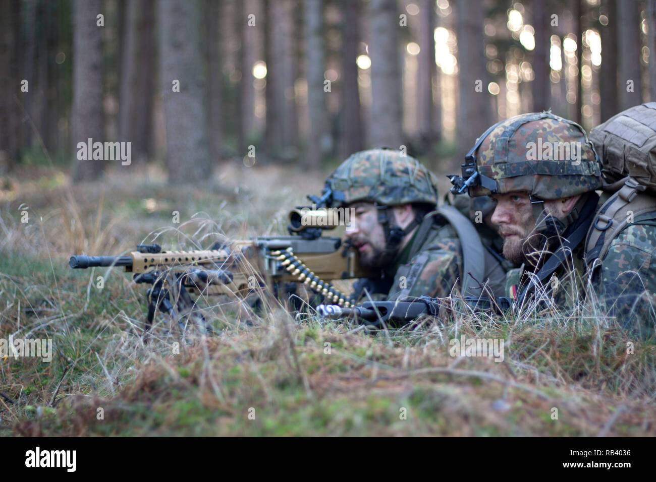 Deutsche Soldaten geben Sicherheit während einer Schulungsveranstaltung mit US-Marines Special Purpose Marine Air-Ground Task Force-Crisis Antwort in Seedorf, Deutschland, Dez. 4, 2018 zugeordnet. Diese Veranstaltung, die auf infanterie Taktik und Manöver konzentrierte, markiert das erste Mal US-Marines mit deutschen Fallschirmjäger Regiment-31 ausgebildet haben. SPMAGTF-CR-AF ist ein drehkraft eingesetzt Krise - Reaktion und Theater - Security Operations in Europa und Afrika zu leiten. (U.S. Marine Corps Foto von 2 Leutnant Taylor Cox) Stockfoto