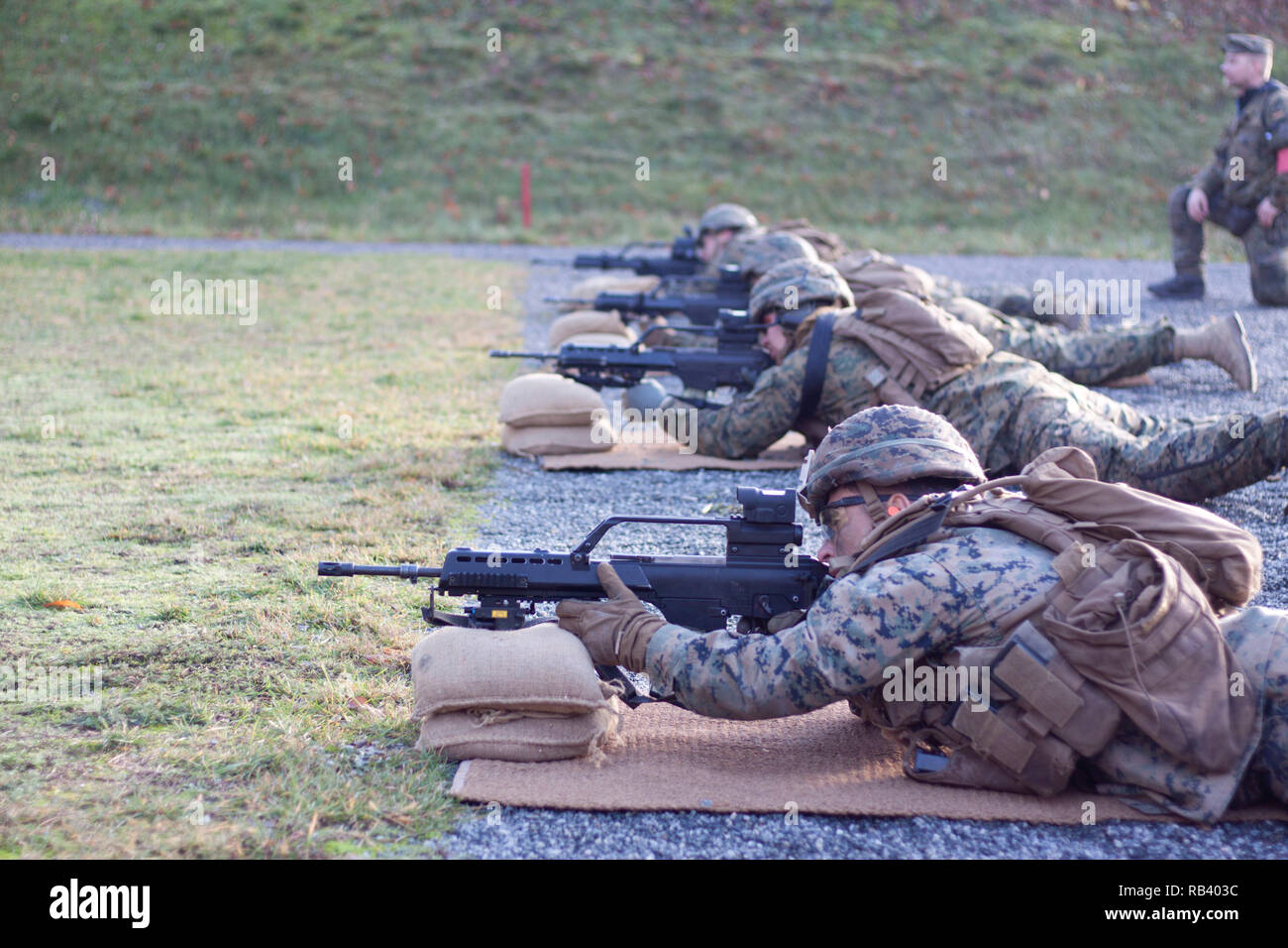 Us-Marines mit speziellen Zweck Marine Air-Ground Task Force-Crisis Response-Africa Feuer G-36 Gewehre während einer Schulungsveranstaltung mit deutschen Soldaten in Seedorf, Deutschland, Dez. 5, 2018. Diese Veranstaltung, die auf infanterie Taktik und Manöver konzentrierte, markiert das erste Mal US-Marines mit deutschen Fallschirmjäger Regiment-31 ausgebildet haben. SPMAGTF-CR-AF ist ein drehkraft eingesetzt Krise - Reaktion und Theater - Security Operations in Europa und Afrika zu leiten. (U.S. Marine Corps Foto von 2 Leutnant Taylor Cox) Stockfoto