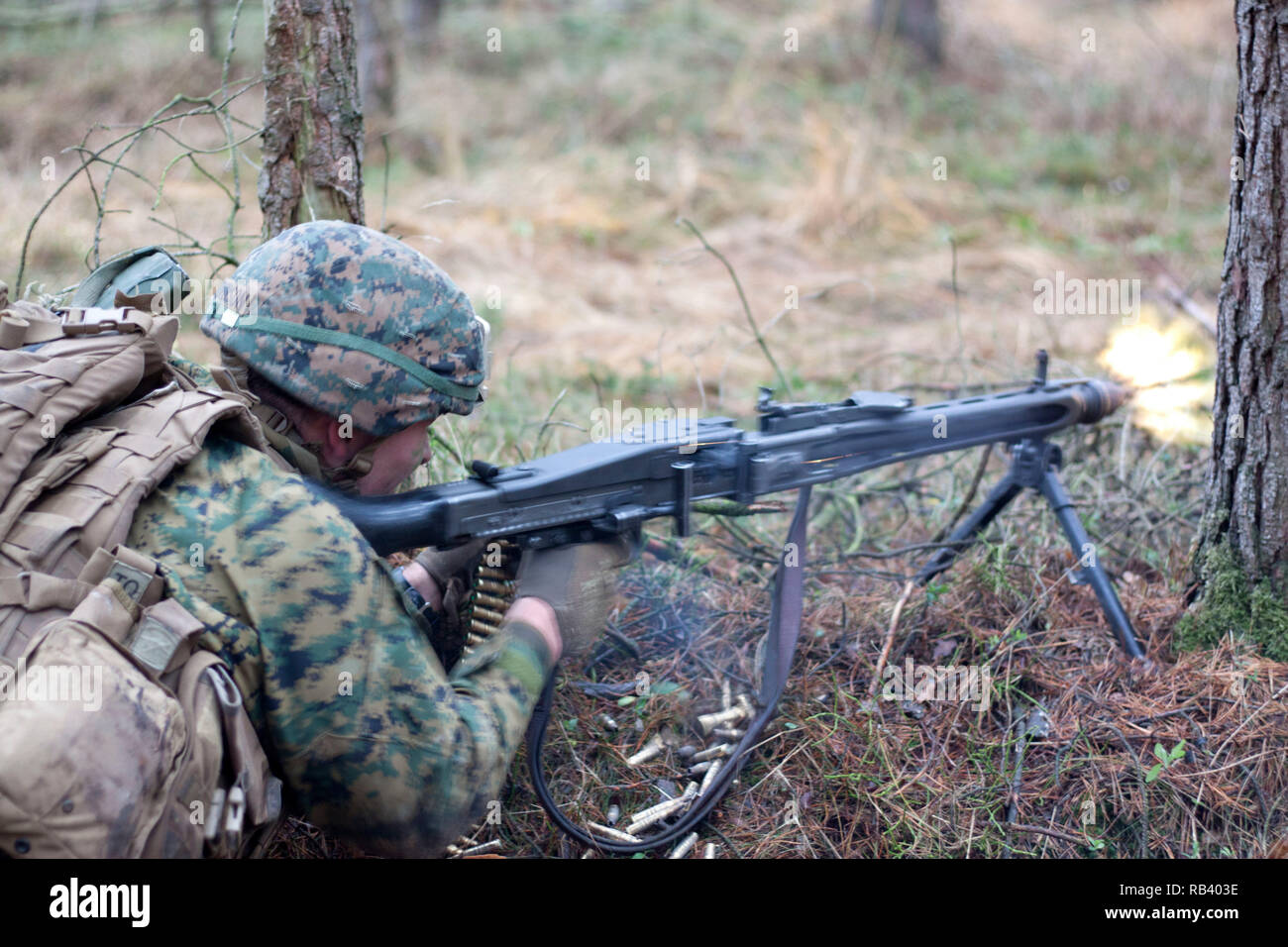 Ein US-Marine mit speziellen Zweck Marine Air-Ground Task Force-Crisis Response-Africa bietet Sicherheit während einer Schulungsveranstaltung mit deutschen Soldaten in Seedorf, Deutschland, Dez. 6, 2018. Diese Veranstaltung, die auf infanterie Taktik und Manöver konzentrierte, markiert das erste Mal US-Marines mit deutschen Fallschirmjäger Regiment-31 ausgebildet haben. SPMAGTF-CR-AF ist ein drehkraft eingesetzt Krise - Reaktion und Theater - Security Operations in Europa und Afrika zu leiten. (U.S. Marine Corps Foto von 2 Leutnant Taylor Cox) Stockfoto
