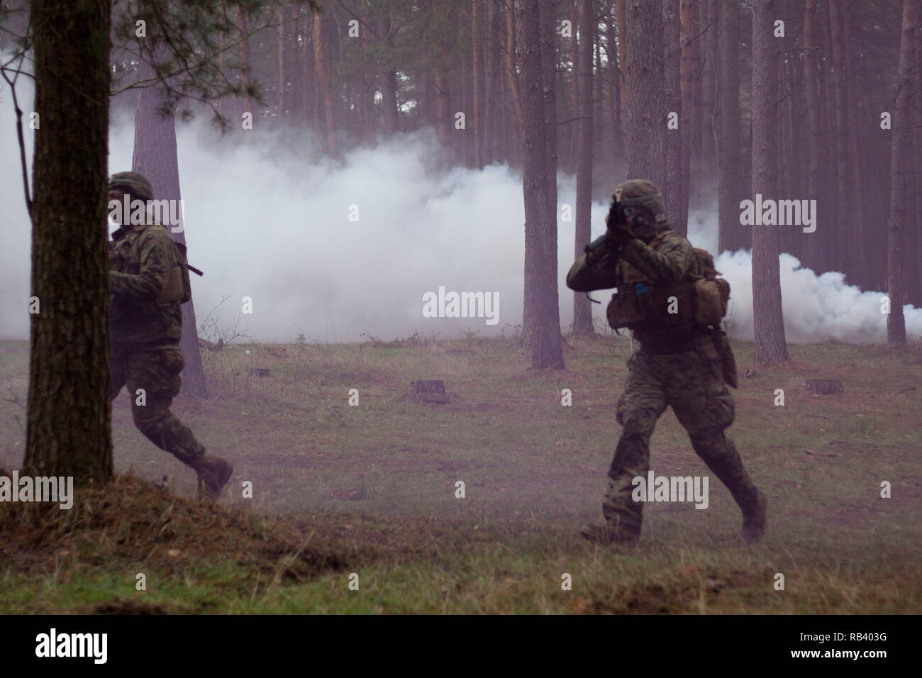 Us-Marines mit speziellen Zweck Marine Air-Ground Task Force-Crisis Response-Africa bieten Sicherheit während einer Schulungsveranstaltung mit deutschen Soldaten in Seedorf, Deutschland, Dez. 6, 2018. Diese Veranstaltung, die auf infanterie Taktik und Manöver konzentrierte, markiert das erste Mal US-Marines mit deutschen Fallschirmjäger Regiment-31 ausgebildet haben. SPMAGTF-CR-AF ist ein drehkraft eingesetzt Krise - Reaktion und Theater - Security Operations in Europa und Afrika zu leiten. (U.S. Marine Corps Foto von 2 Leutnant Taylor Cox) Stockfoto