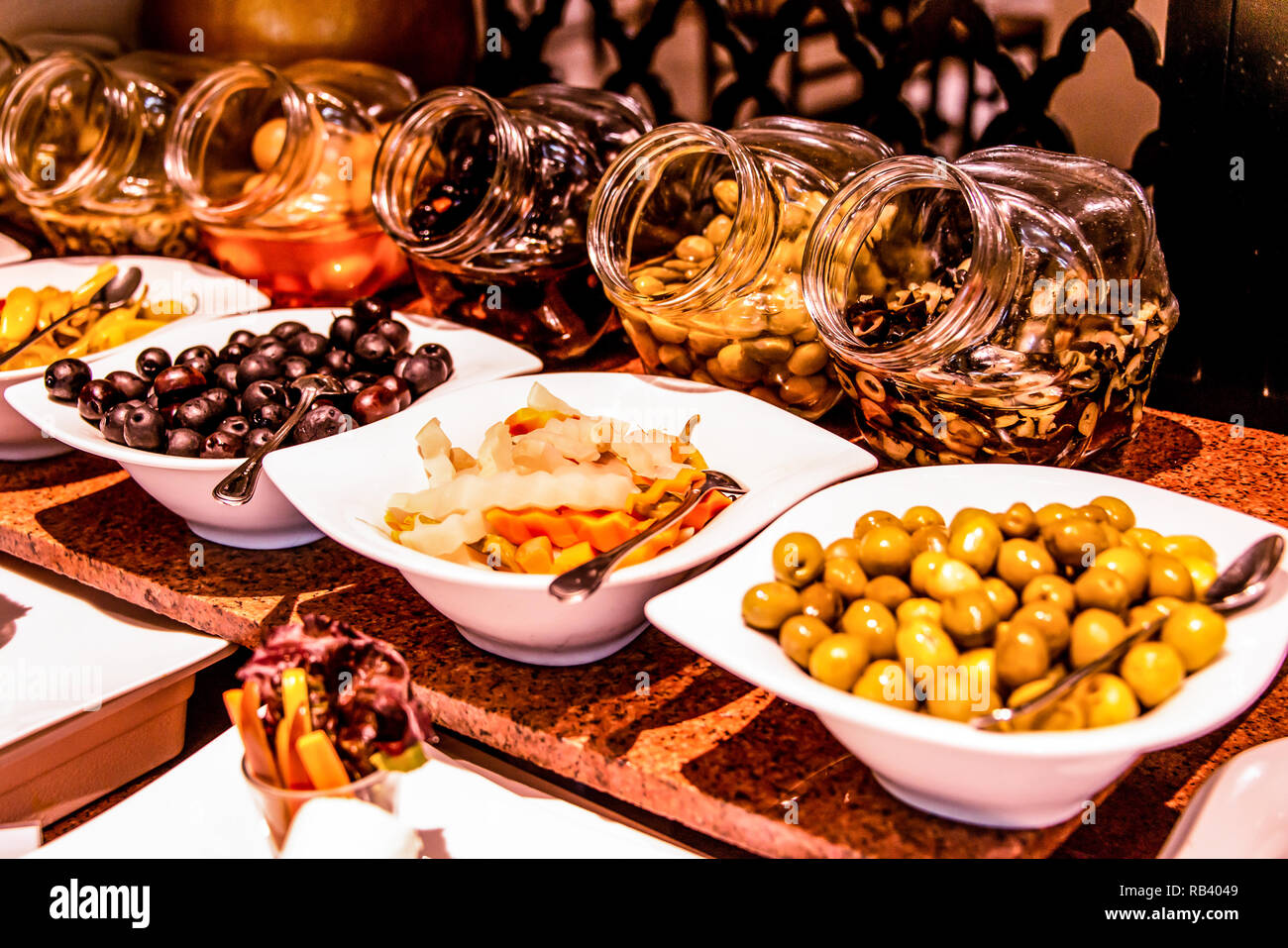 Vielzahl Essen am Tisch, Wein, Snacks, Oliven, Käse und andere Vorspeise, italienische Antipasti auf Platte Stockfoto