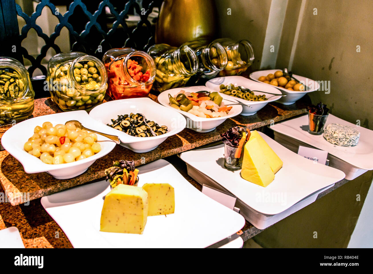 Vielzahl Essen am Tisch, Wein, Snacks, Oliven, Käse und andere Vorspeise, italienische Antipasti auf Platte Stockfoto