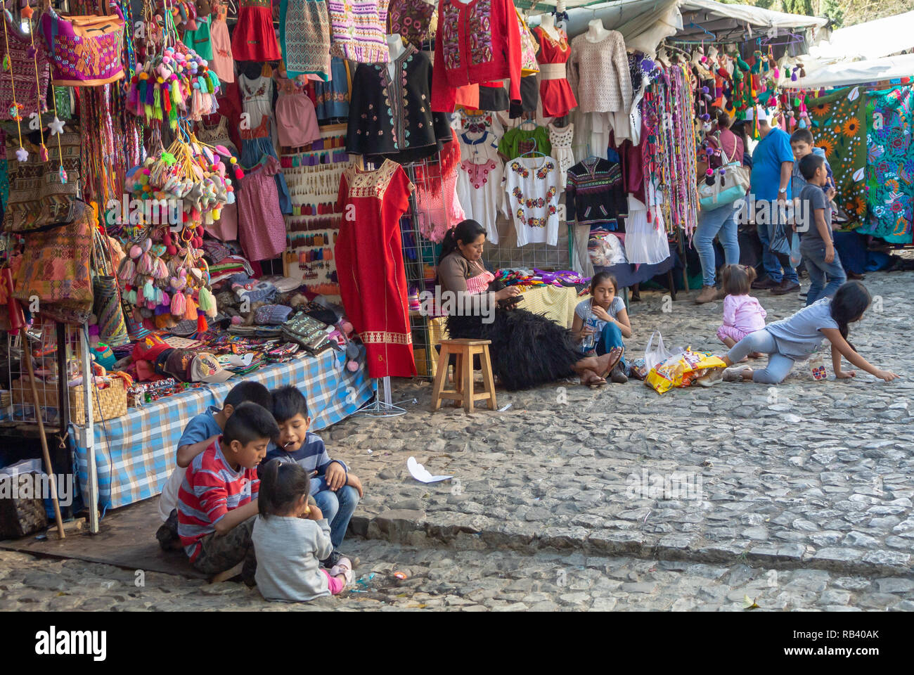 Eine mexikanische Familie auf einem mercado de artesanias mit Souvenirs, nur redaktionell. San Cristobal de las Casas, Chiapas, Mexiko Stockfoto