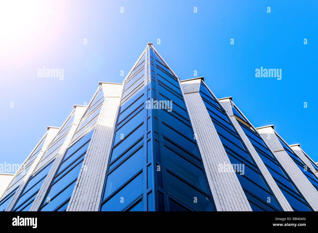 Details des Gebäudes. Geschäftshäuser Skyline, mit blauem Himmel. Moderne Architektur Apartment. High-tech-Fassade. Reflectiv Stockfoto