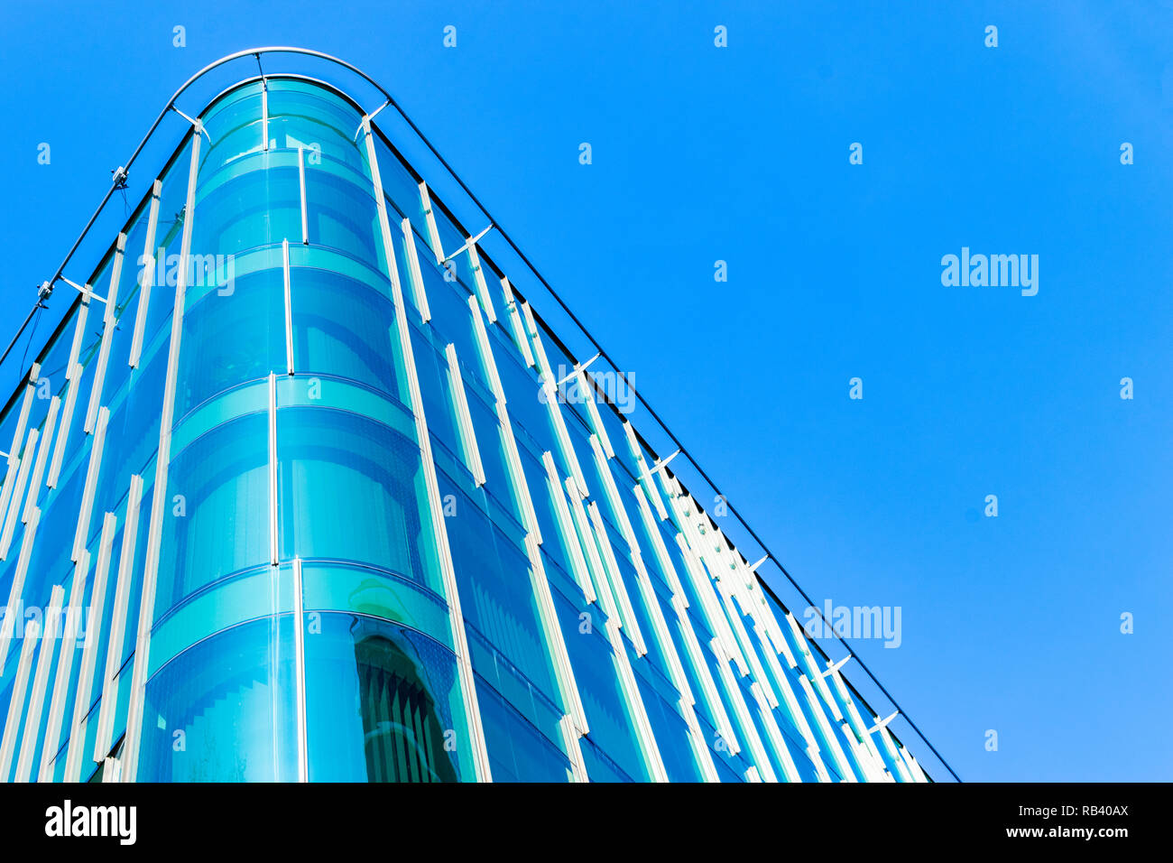 Details des Gebäudes. Geschäftshäuser Skyline, mit blauem Himmel. Moderne Architektur Apartment. High-tech-Fassade. Reflectiv Stockfoto