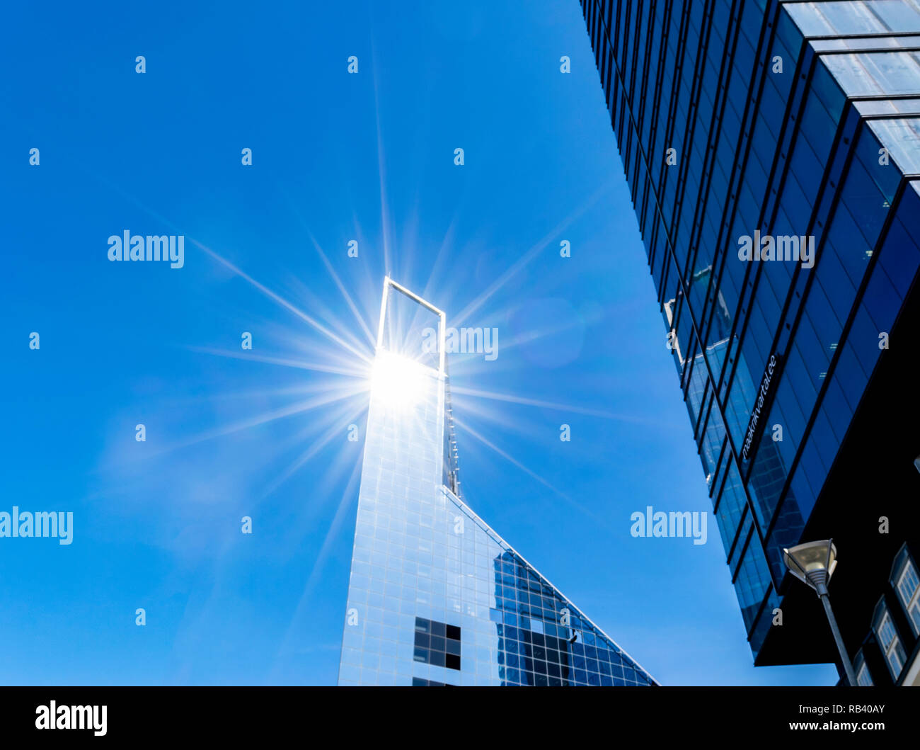 Details des Gebäudes. Geschäftshäuser Skyline, mit blauem Himmel. Moderne Architektur Apartment. High-tech-Fassade. Reflectiv Stockfoto
