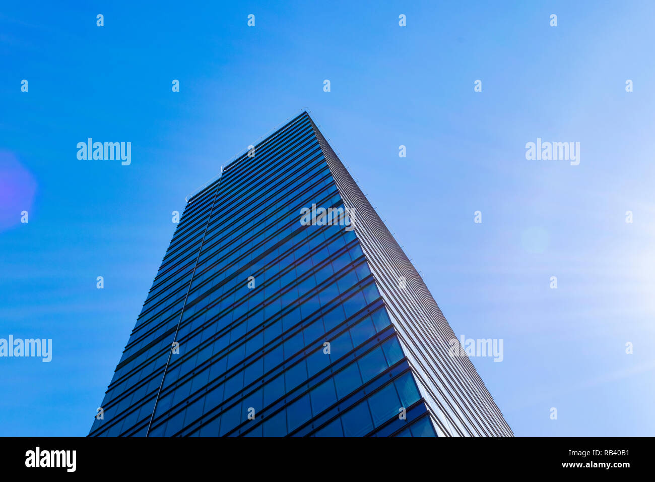 Details des Gebäudes. Geschäftshäuser Skyline, mit blauem Himmel. Moderne Architektur Apartment. High-tech-Fassade. Reflectiv Stockfoto