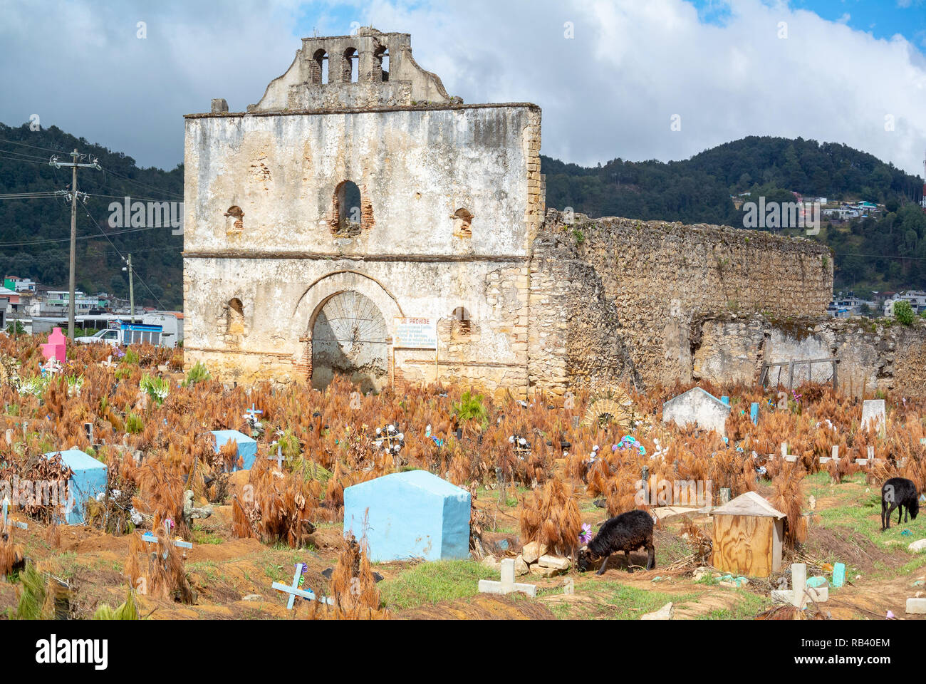 Die zerstörten San Sebastian Kirche und Friedhof der Tzotzil Dorf, San Juan Chamula, Chiapas, Mexiko Stockfoto