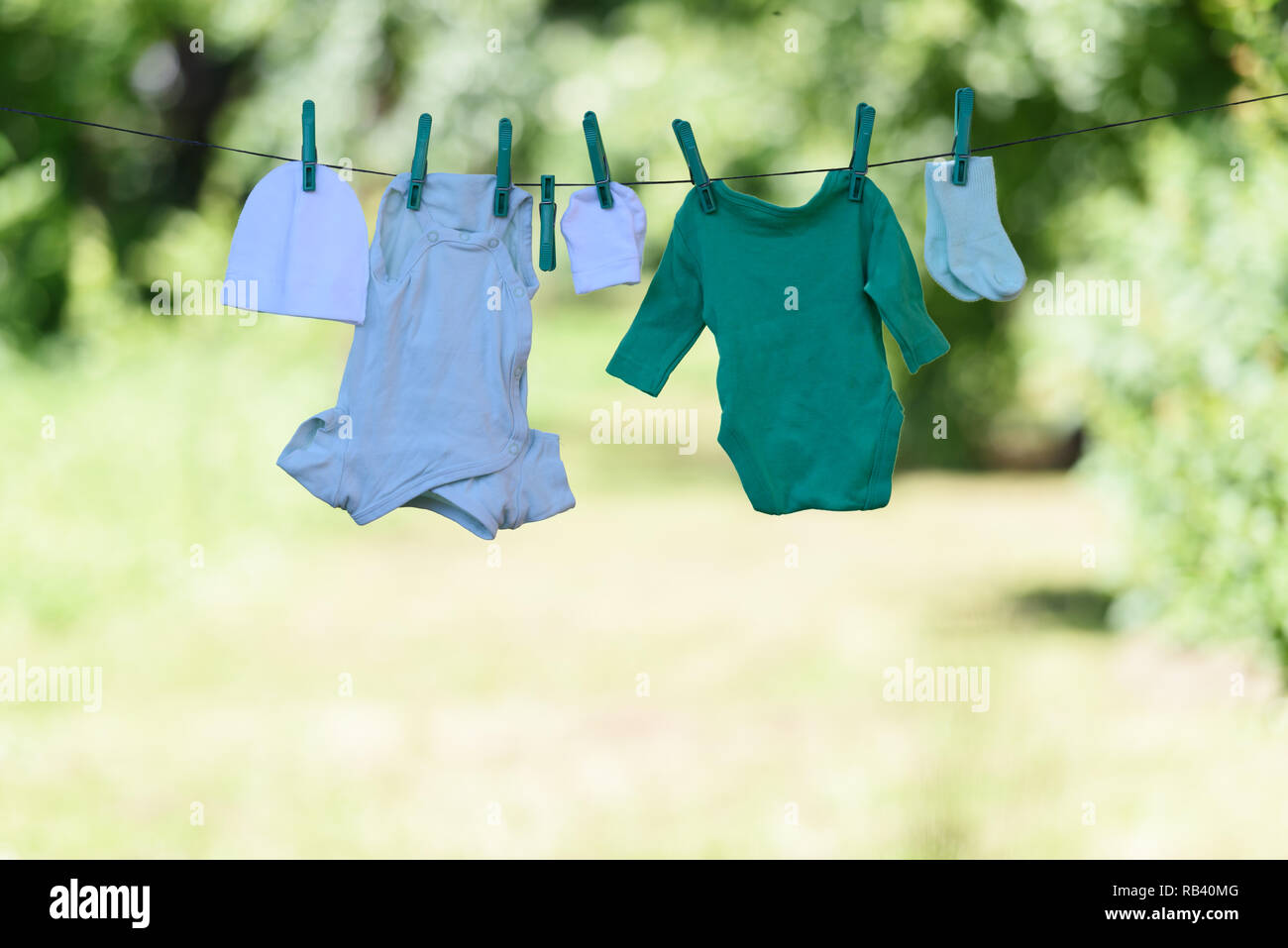 Baby Kleidung auf die wäscheleine Trocknen im Garten. Neugeborene Kindheit Konzept Stockfoto