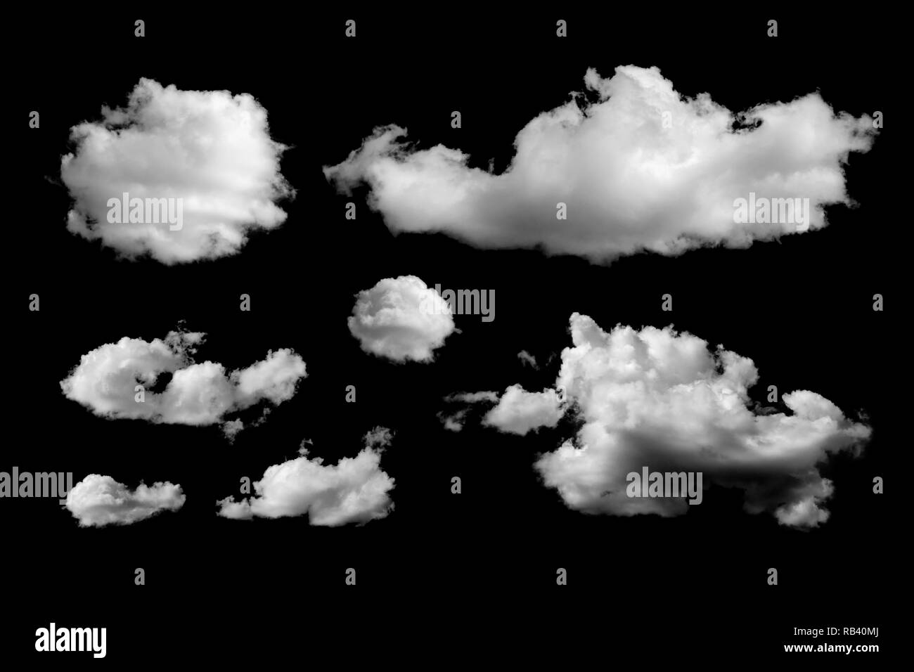 Satz von verschiedenen Wolken auf schwarzem Hintergrund isoliert. Design Elemente Stockfoto