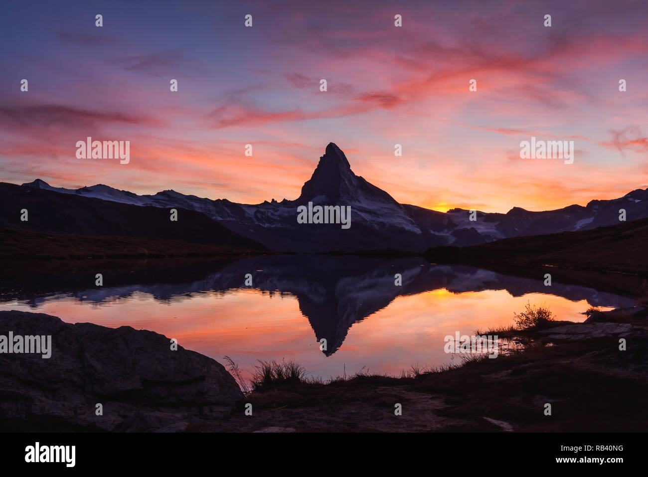 Unglaublich bunten Sonnenuntergang am Stellisee See mit Blick aufs Matterhorn Matterhorn Gipfel in den Schweizer Alpen. Zermatt Resort Lage, Schweiz. Landschaftsfotografie Stockfoto