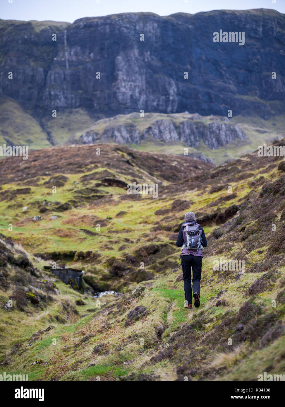 Wanderer Wandern in robuste vulkanischen schottische Landschaft Stockfoto