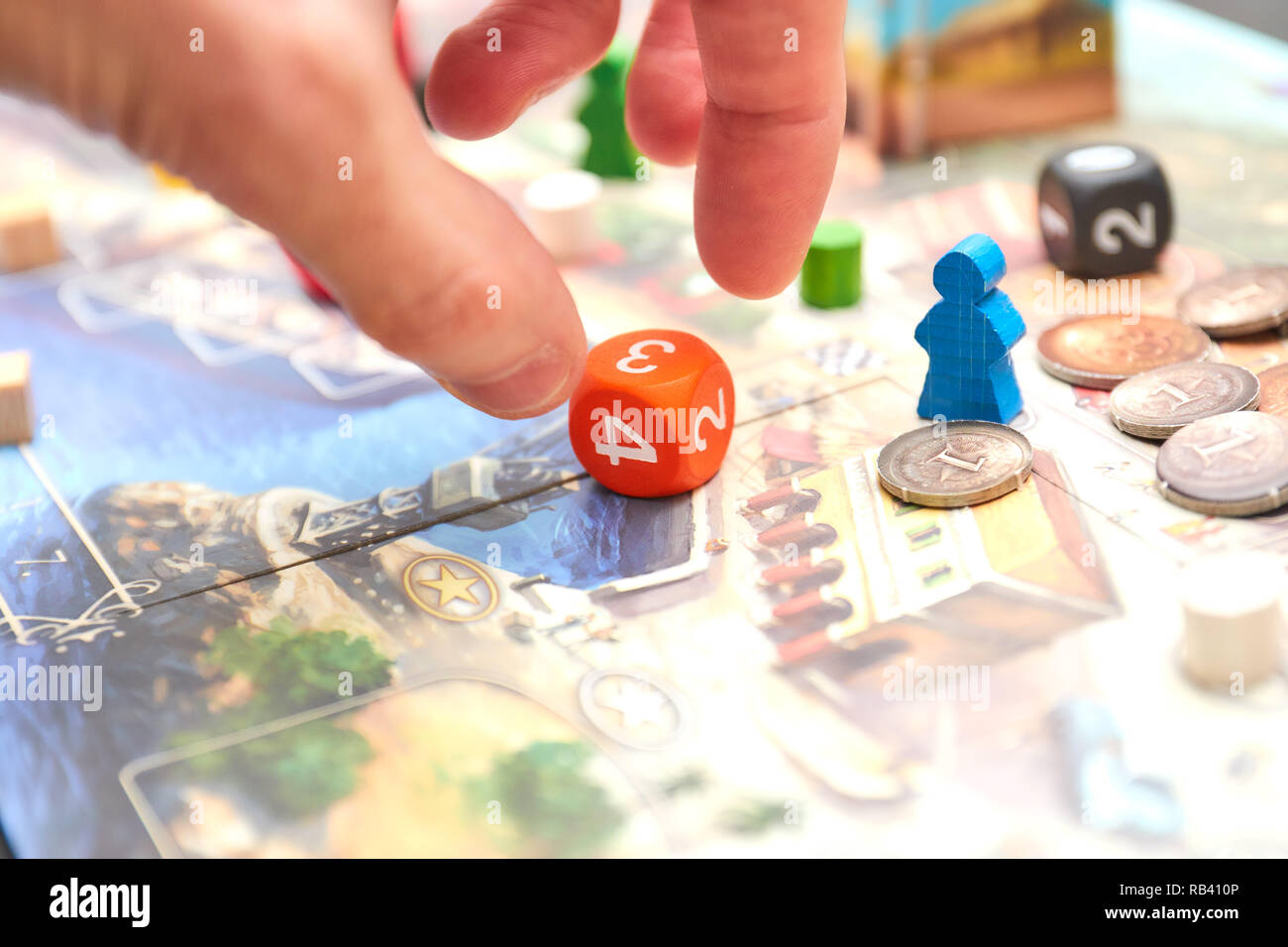 Würfel mit dem Spiel auf dem Tisch. themed Brettspiele. vertikale Ansicht des Brettspiels close-up. Stockfoto