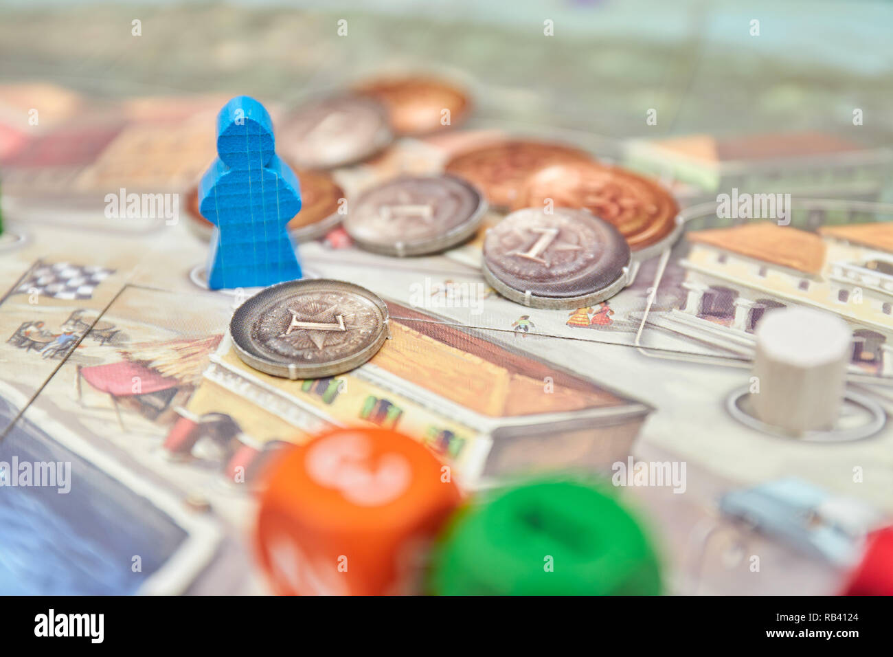 Themed Gesellschaftsspiele. farbenfrohe Figuren spielen mit Würfeln an Bord. vertikale Ansicht des Brettspiels close-up. Stockfoto