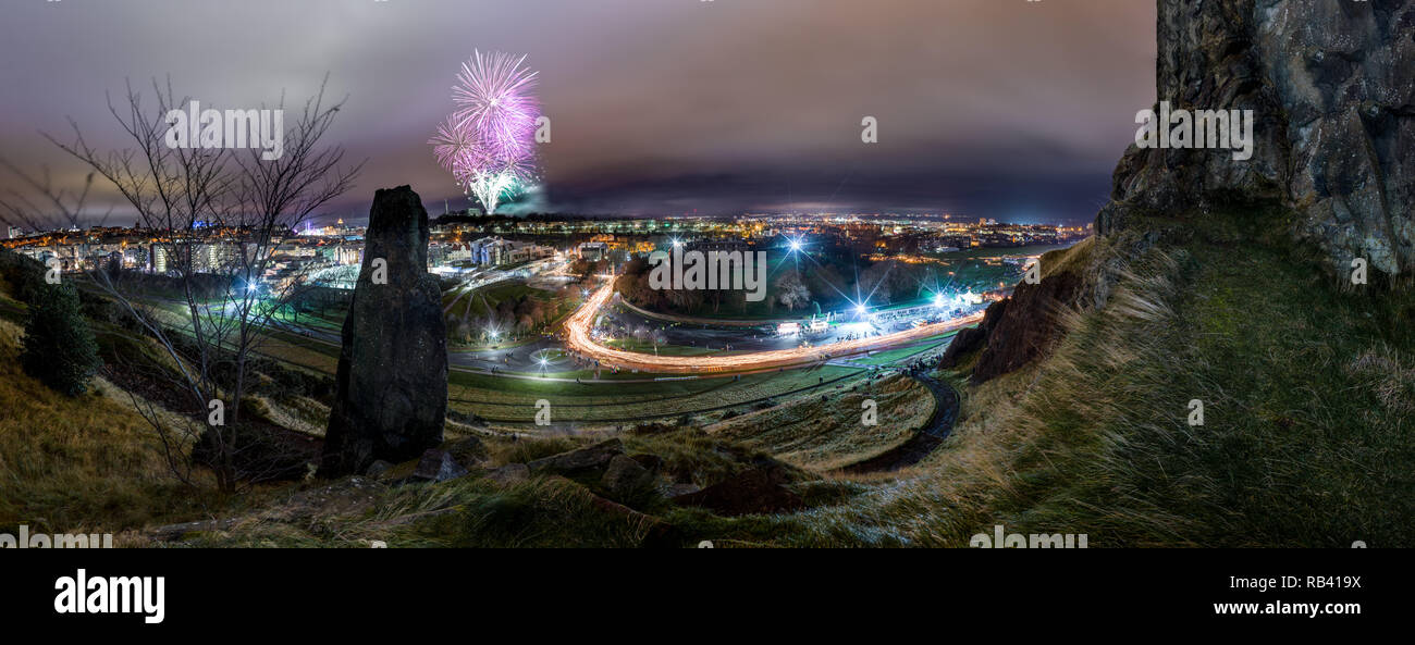 Riesiges Panorama von Edinburgh's Hogmanay Fackelzug mit Feuerwerk im Hintergrund oben Calton Hill Stockfoto