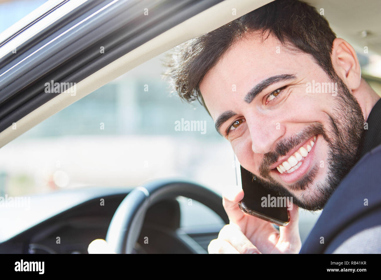 Auto fahrer Anrufe während der Fahrt ein Auto am Telefon und erhöht das Risiko von Unfällen Stockfoto
