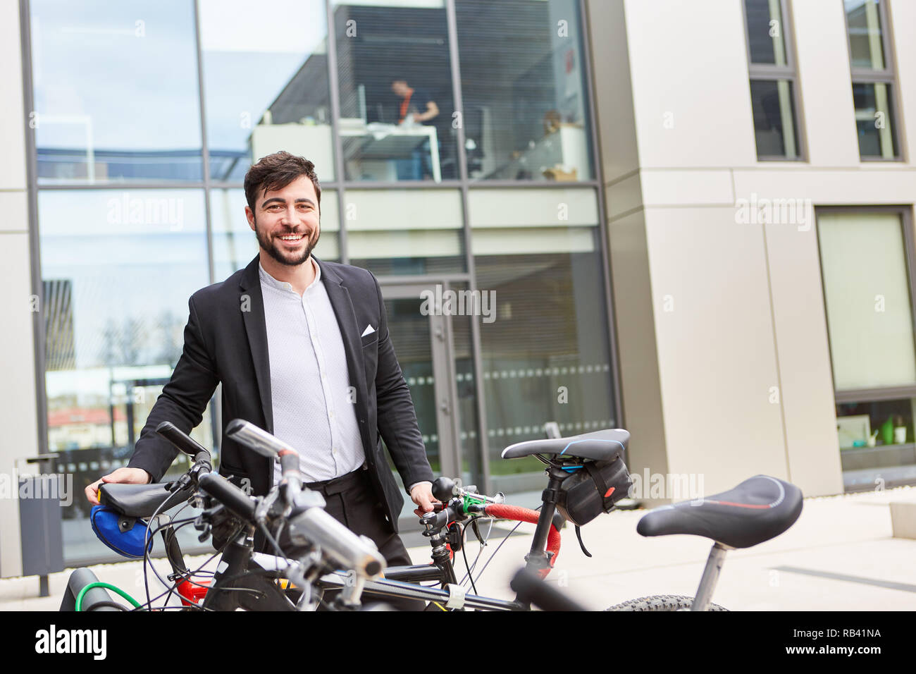 Business Mann als klimafreundliche Radfahrer und Pendler mit dem Fahrrad Stockfoto