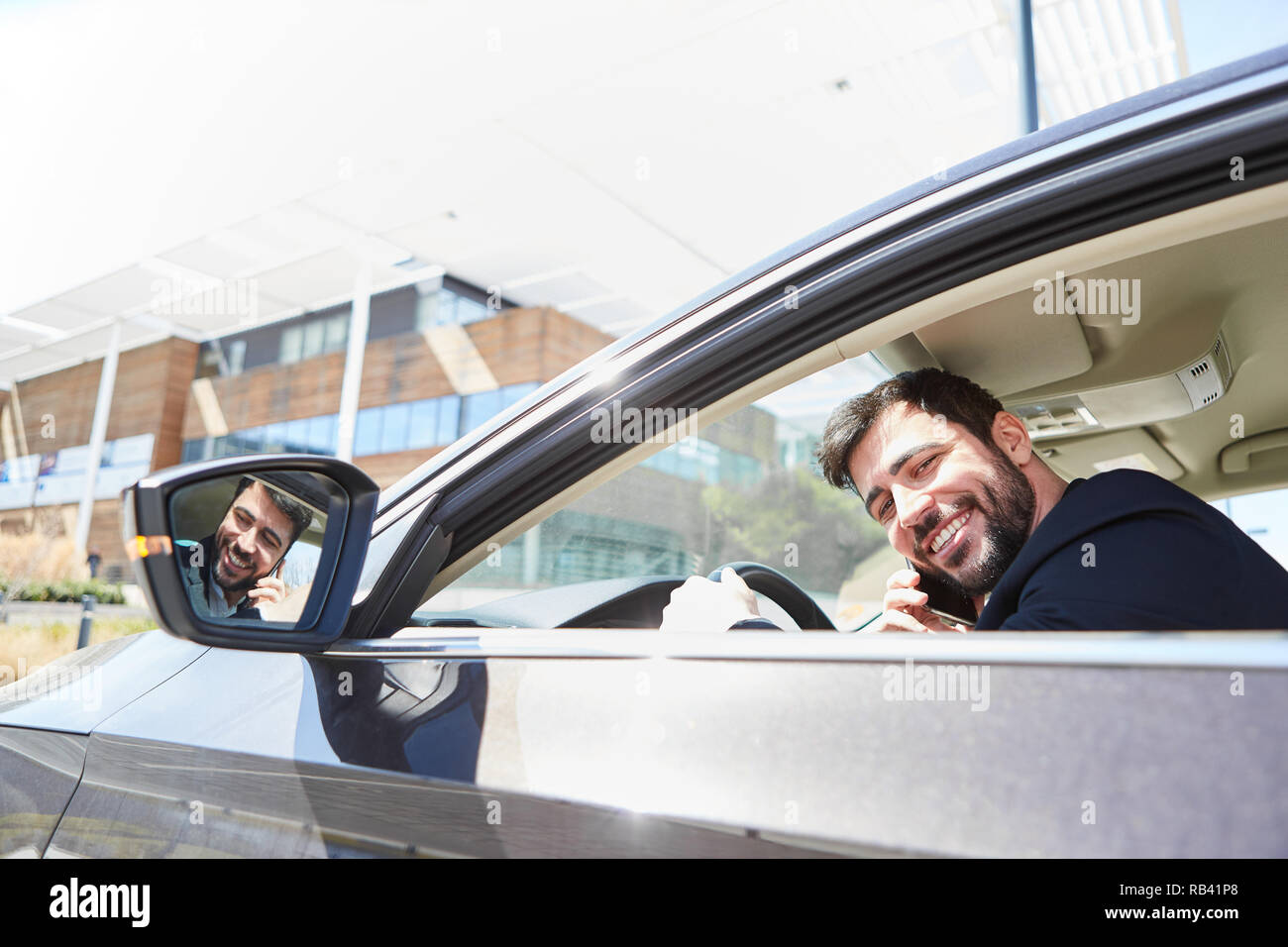 Auto fahrer sich während der Fahrt ein Auto per Telefon mit dem Telefon abgelenkt Stockfoto