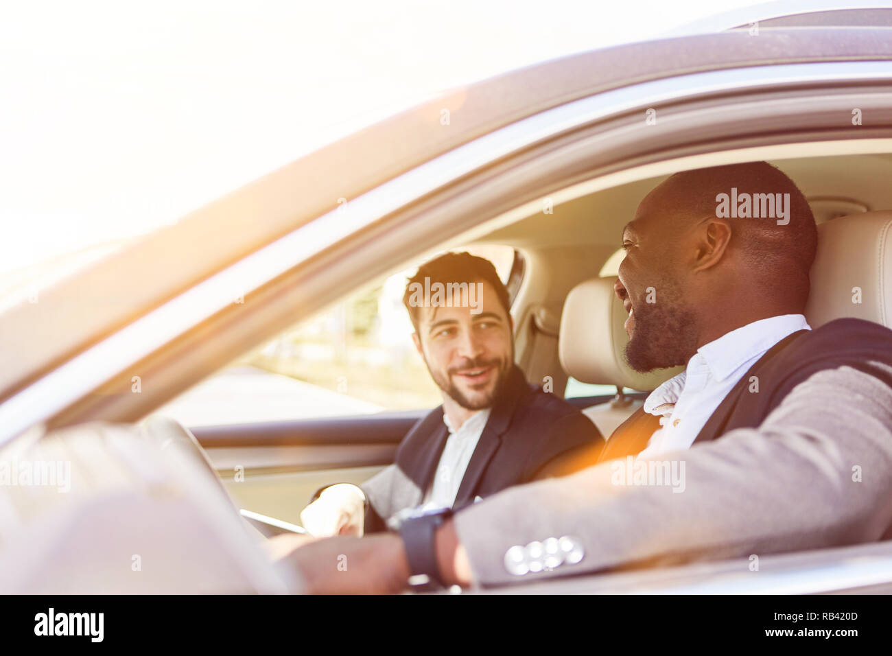 Zwei Geschäftsleute im Auto Fahrgemeinschaft ins Büro Stockfoto