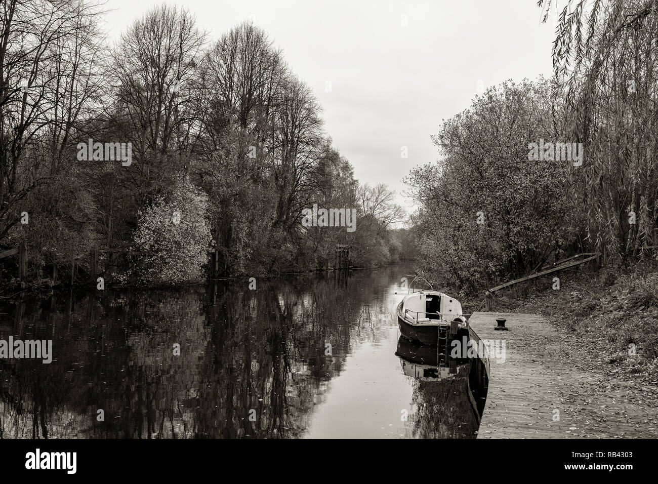 Verlassene Boot in schwarz-weiß auf dem Fluss Weaver in Winsford Cheshire UK Stockfoto