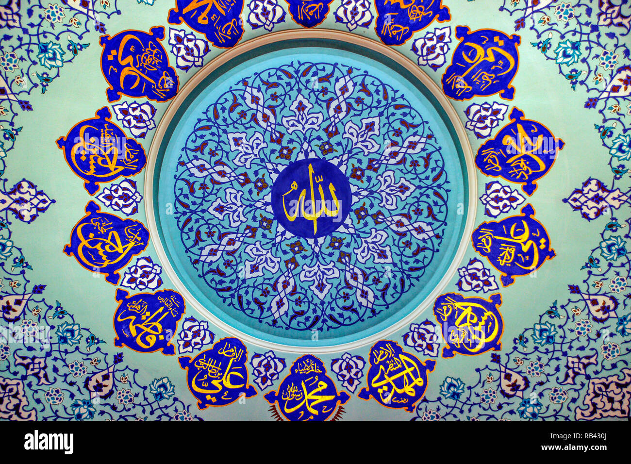 Deckenmalerei im Namen Allahs. Zenab Saiyida Chiite Moschee von Damaskus. Syrien, Naher Osten Stockfoto