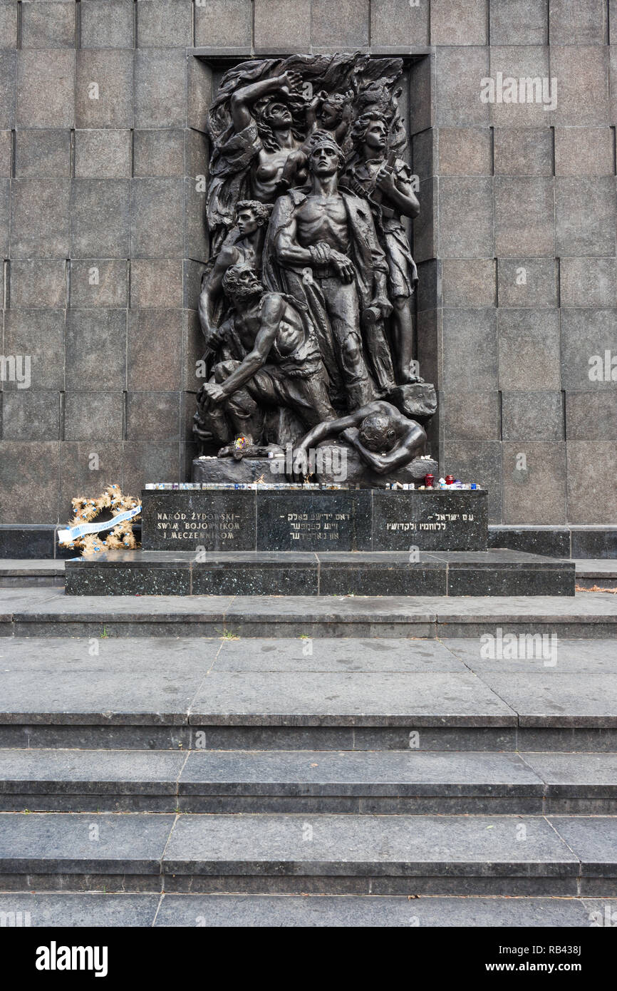 Denkmal für die Helden des Ghettos in Warschau, Polen, zum Gedenken an den Aufstand im Warschauer Ghetto von 1943 während des Zweiten Weltkrieges, entworfen von Leon Suzin und Stockfoto