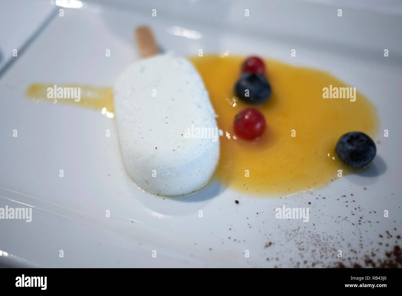 Gefrorenen Joghurt und Obst Stockfoto