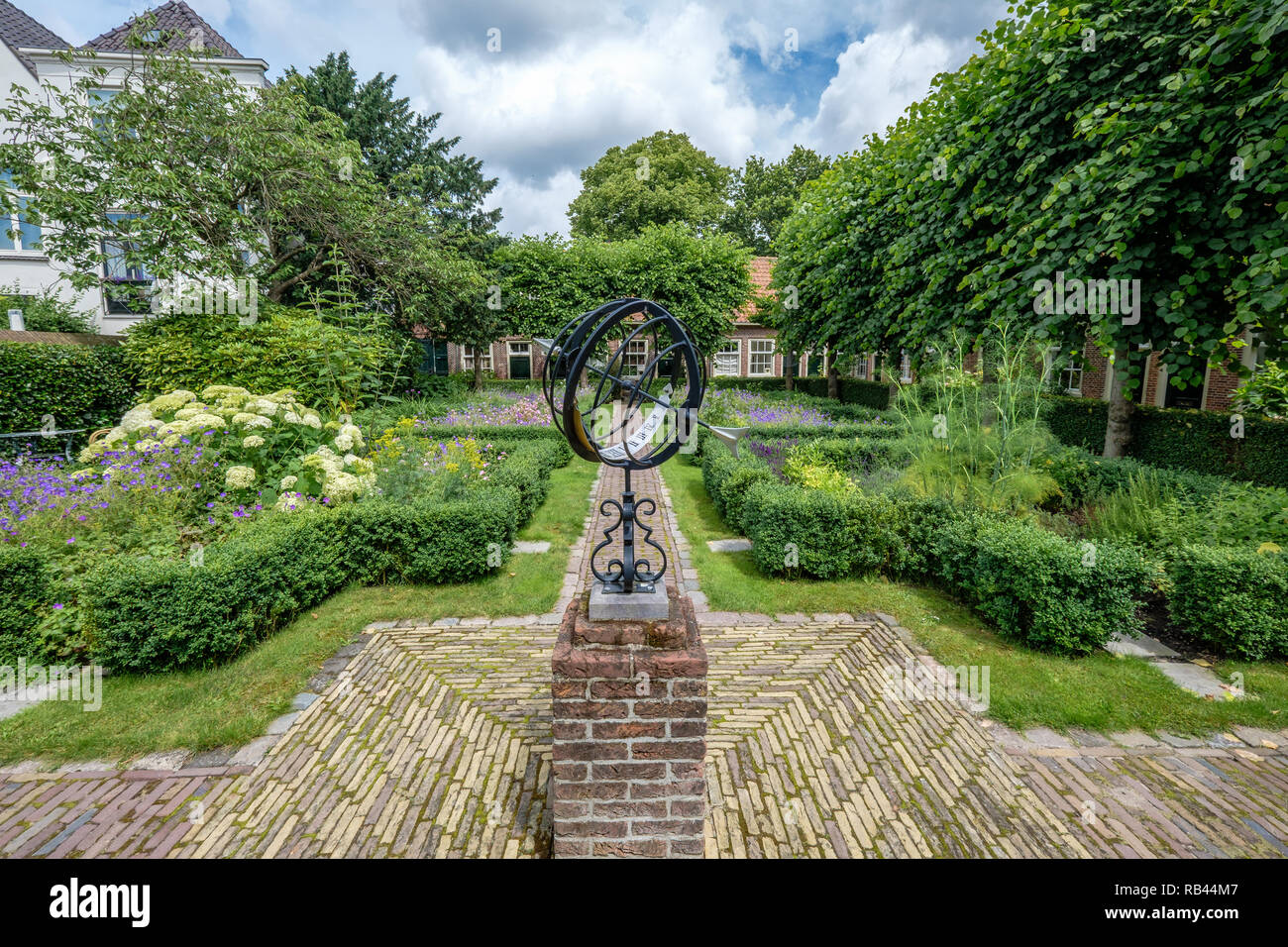 Die sonnenuhr im Garten des Armenhäuser namens Klaeuwshofje Delft, Niederlande. Stockfoto