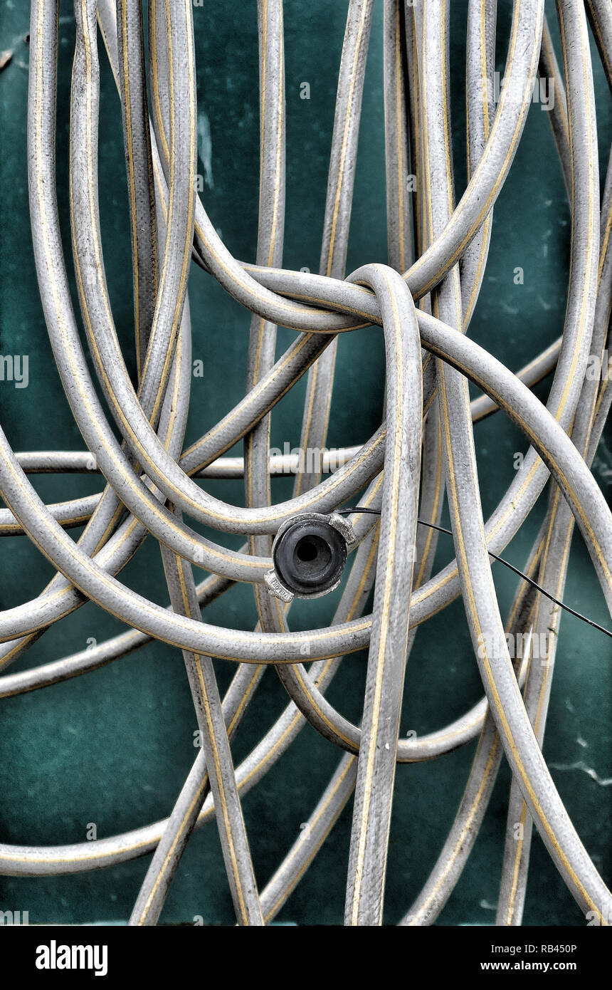 Gummischlauch drapiert und um sich geschlungen Stockfoto