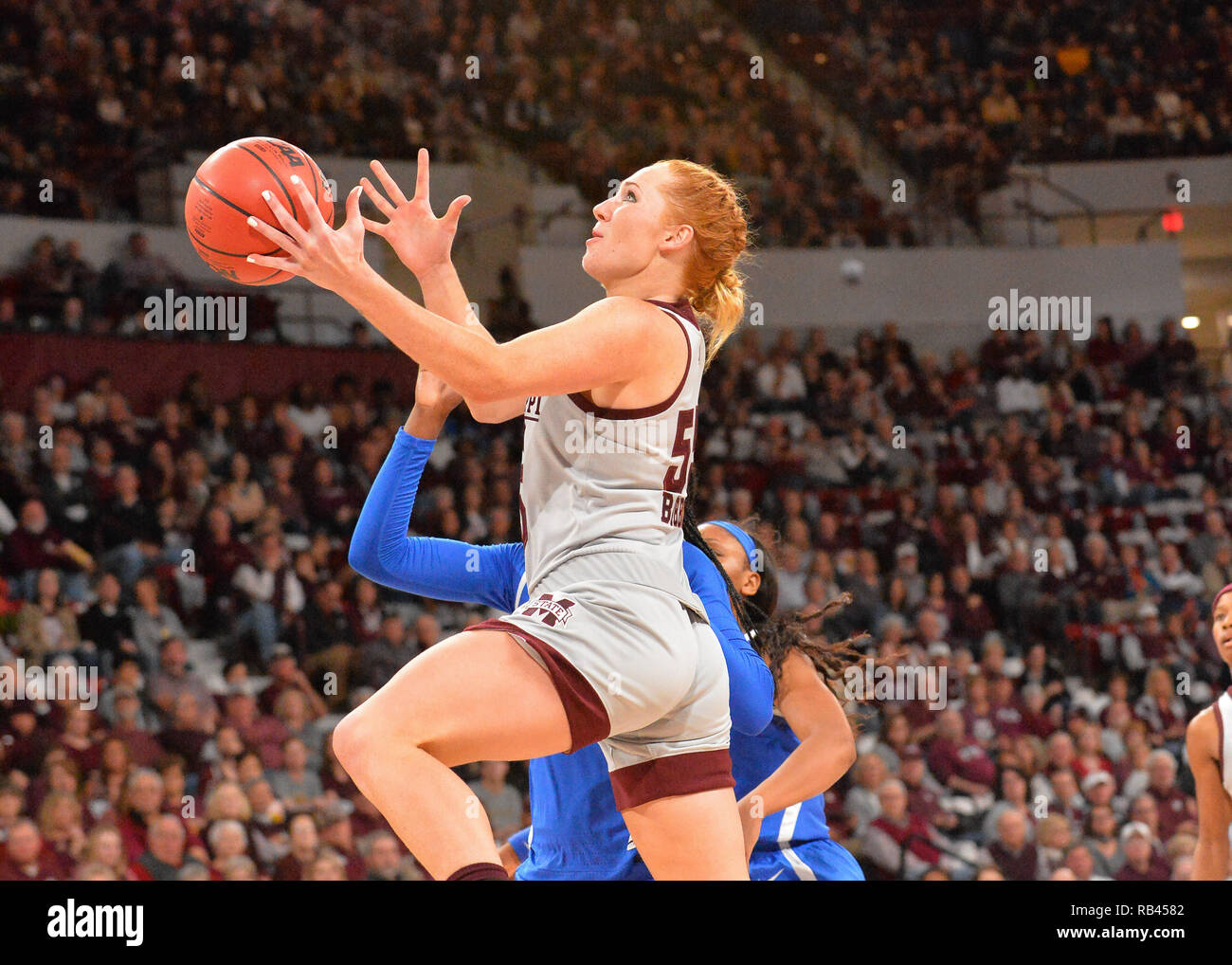 Starkville, MS, USA. 06 Jan, 2019. Mississippi State vorwärts, Chloe Bibby (55), Laufwerke, die an die Hoop für die oben legen während Basketball der NCAA Frauen Spiel zwischen den Kentucky Wildkatzen und der Mississippi State Bulldogs am Humphrey Kolosseum in Starkville, MS. Kevin Langley/CSM/Alamy leben Nachrichten Stockfoto