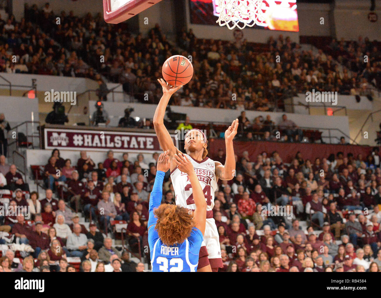 Starkville, MS, USA. 06 Jan, 2019. Mississippi State Guard, Jordanien Danberry (24), Antriebe tot er Hoop während Basketball der NCAA Frauen Spiel zwischen den Kentucky Wildkatzen und der Mississippi State Bulldogs am Humphrey Kolosseum in Starkville, MS. Kevin Langley/CSM/Alamy leben Nachrichten Stockfoto